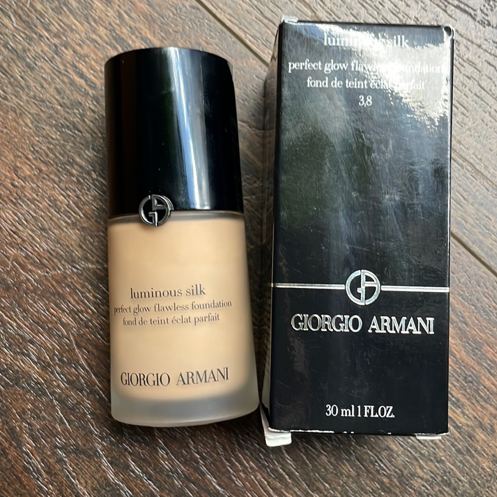 ARMANI Luminous Silk Perfect Glow Flawless Foundation color 3.8 fair golden